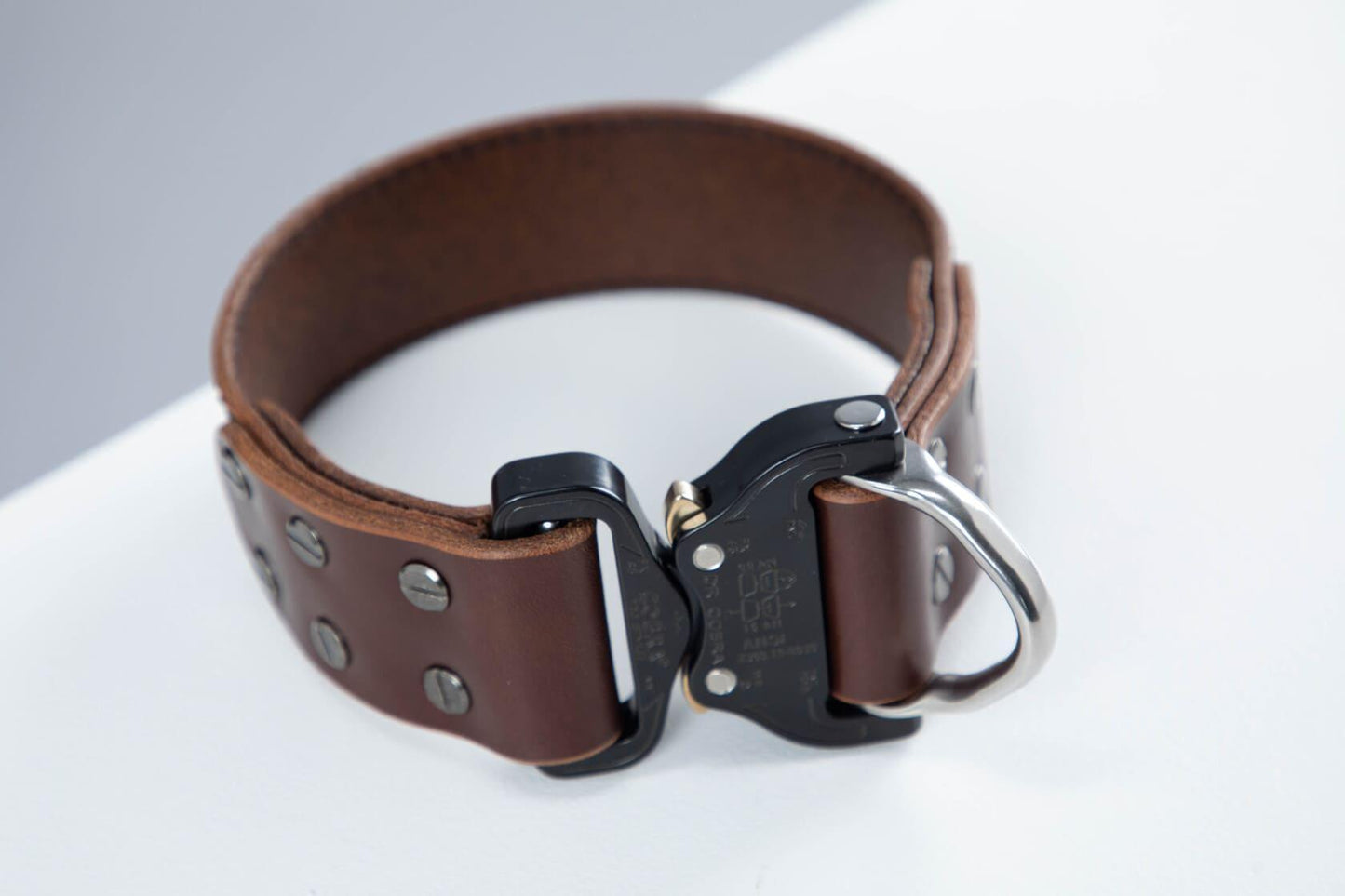 Brown leather dog collar with COBRA® buckle | animalistus