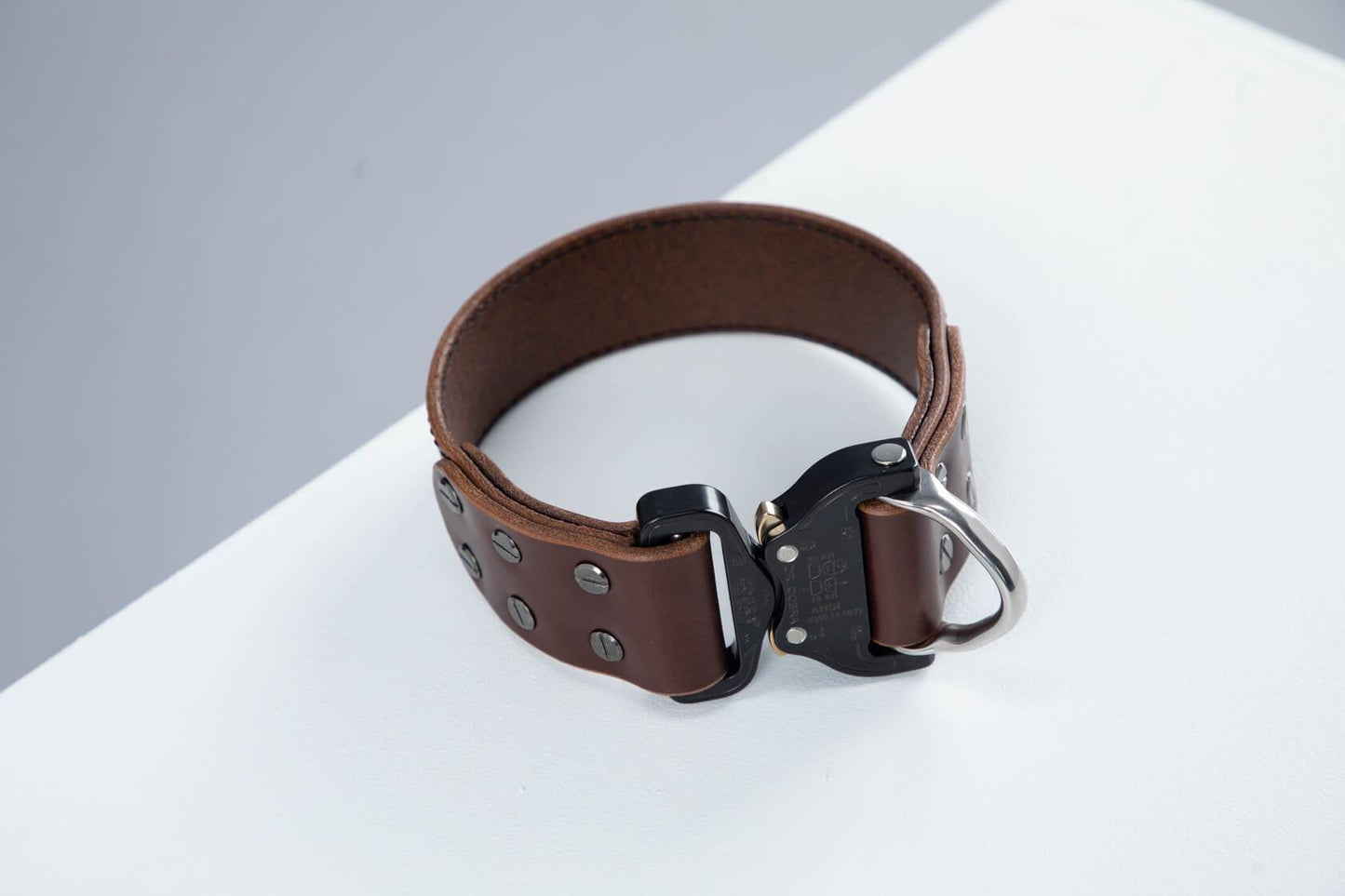 Brown leather dog collar with COBRA® buckle | animalistus