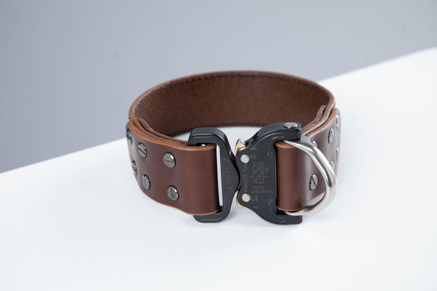 Brown leather dog collar with COBRA® buckle | animalistus